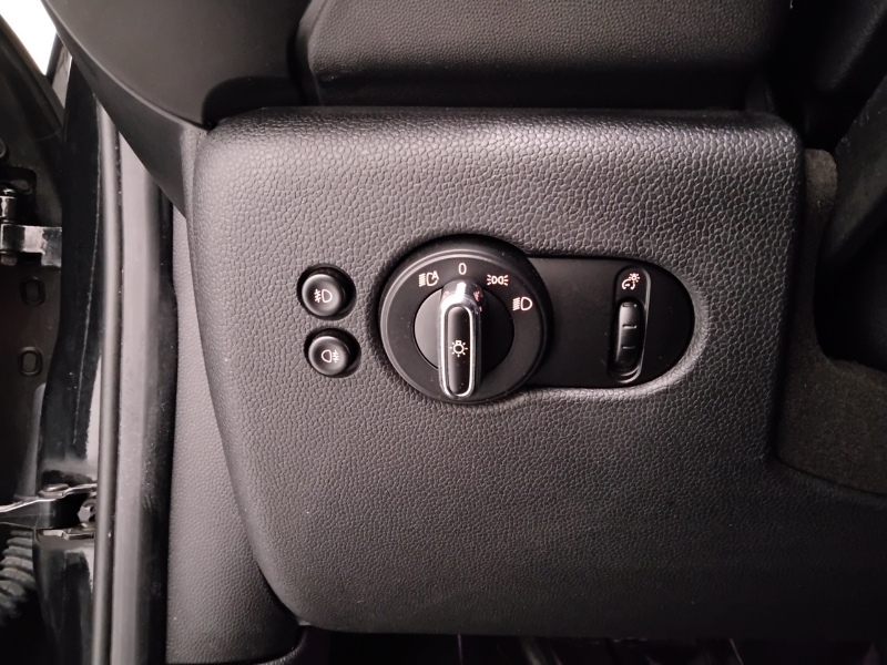 GuidiCar - MINI Mini 5 porte  (F55) 2015 Mini 5 porte  (F55) - Mini 1.5 Cooper D 5 porte Usato