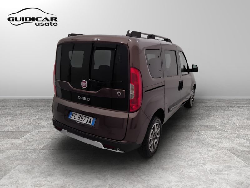 GuidiCar - FIAT Doblo 2016 Doblo 1.6 mjt 16v Trekking 120cv 7p.ti Usato