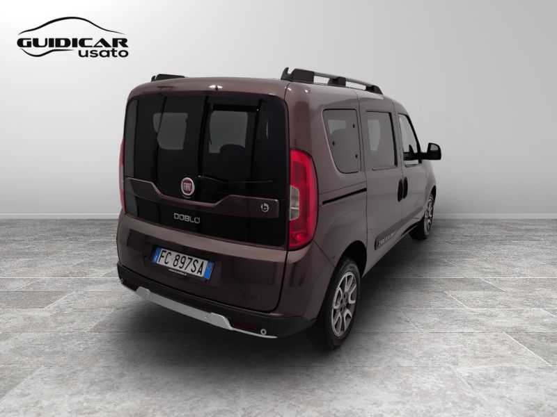 GuidiCar - FIAT Doblo 2016 Doblo 1.6 mjt 16v Trekking 120cv 7p.ti Usato