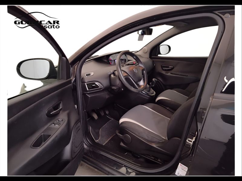 GuidiCar - LANCIA Ypsilon 2015 Ypsilon 0.9 t.air Silver ecochic metano 80cv E6 Usato