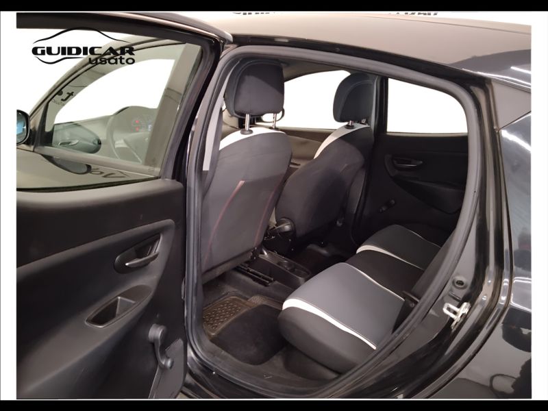 GuidiCar - LANCIA Ypsilon 2015 Ypsilon 0.9 t.air Silver ecochic metano 80cv E6 Usato