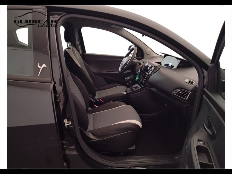 GuidiCar - LANCIA Ypsilon 2015 Ypsilon 0.9 t.air Silver ecochic metano 80cv E6 Usato