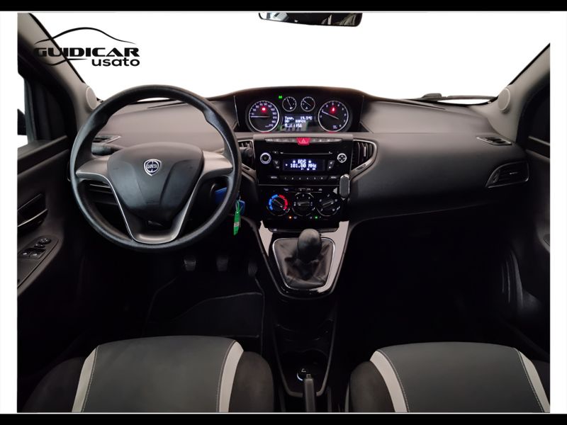 GuidiCar - LANCIA Ypsilon 2015 Ypsilon 0.9 t.air Silver ecochic metano 80cv E6 Usato