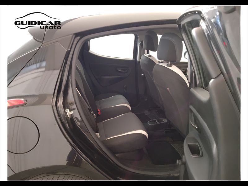 GuidiCar - LANCIA Ypsilon 2015 Ypsilon 0.9 t.air Silver ecochic metano 80cv E6 Usato