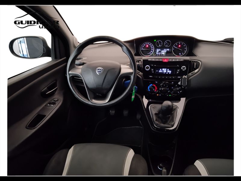 GuidiCar - LANCIA Ypsilon 2015 Ypsilon 0.9 t.air Silver ecochic metano 80cv E6 Usato