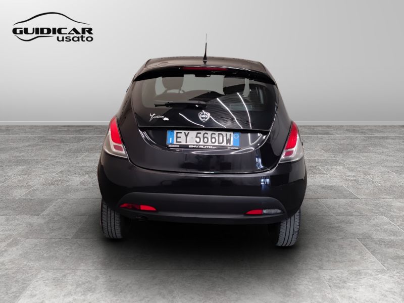 GuidiCar - LANCIA Ypsilon 2015 Ypsilon 0.9 t.air Silver ecochic metano 80cv E6 Usato