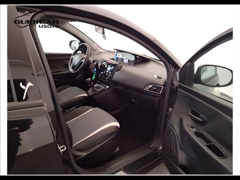 GuidiCar - LANCIA Ypsilon 2015 Ypsilon 0.9 t.air Silver ecochic metano 80cv E6 Usato