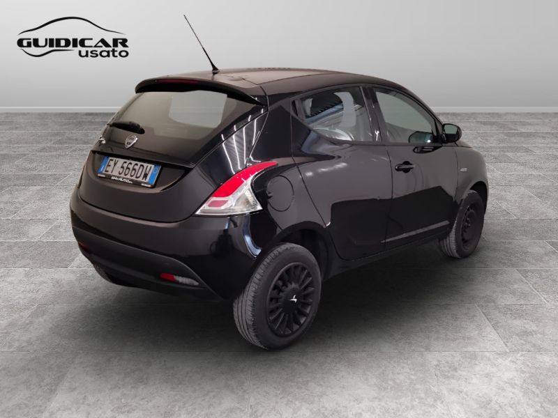 GuidiCar - LANCIA Ypsilon 2015 Ypsilon 0.9 t.air Silver ecochic metano 80cv E6 Usato