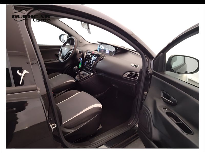 GuidiCar - LANCIA Ypsilon 2015 Ypsilon 0.9 t.air Silver ecochic metano 80cv E6 Usato