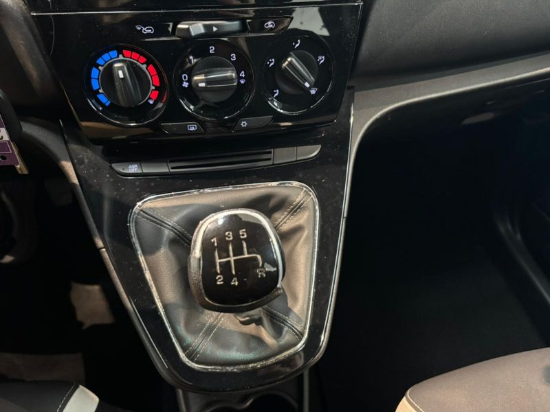 GuidiCar - LANCIA Ypsilon 2015 Ypsilon 1.2 8v Elefantino ecochic Gpl 69cv my14 Usato