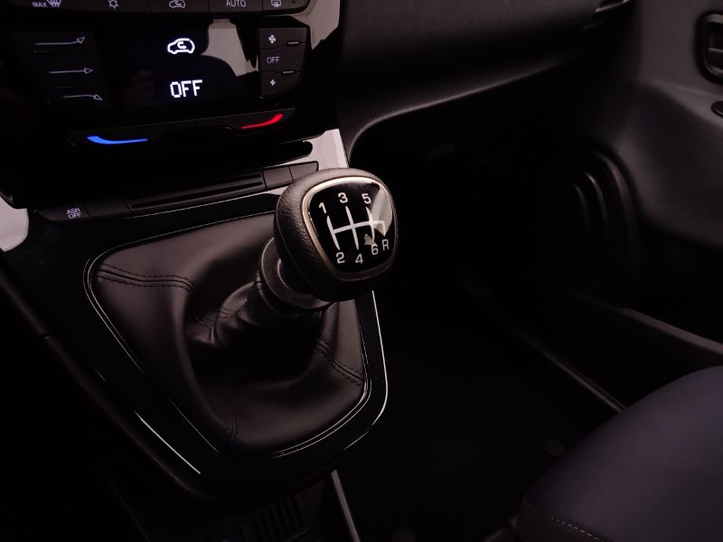 GuidiCar - LANCIA Ypsilon 2023 Ypsilon 1.0 firefly hybrid Gold Plus s&s 70cv 5p.ti Usato