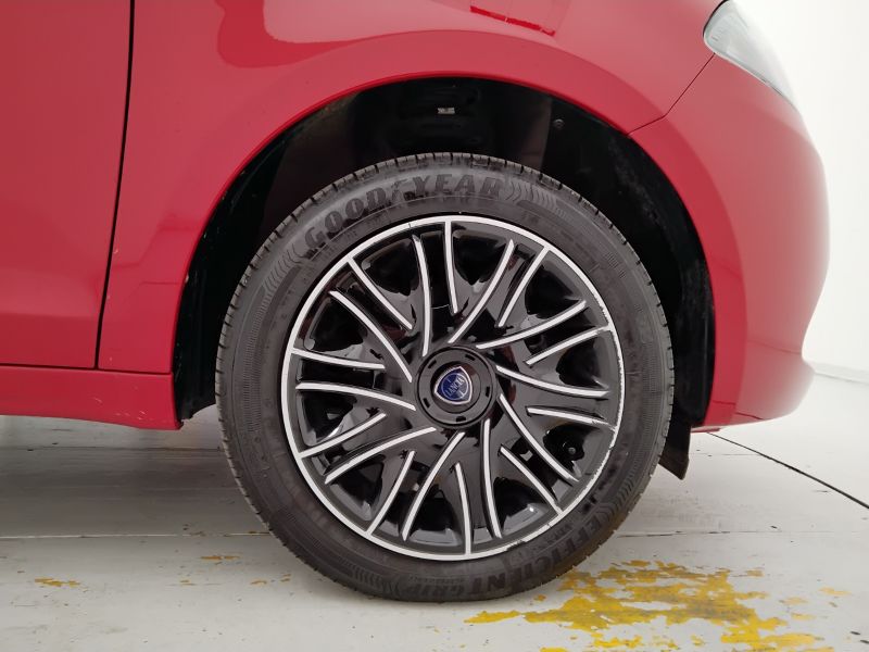 GuidiCar - LANCIA Ypsilon 2023 Ypsilon 1.0 firefly hybrid Gold Plus s&s 70cv 5p.ti Usato