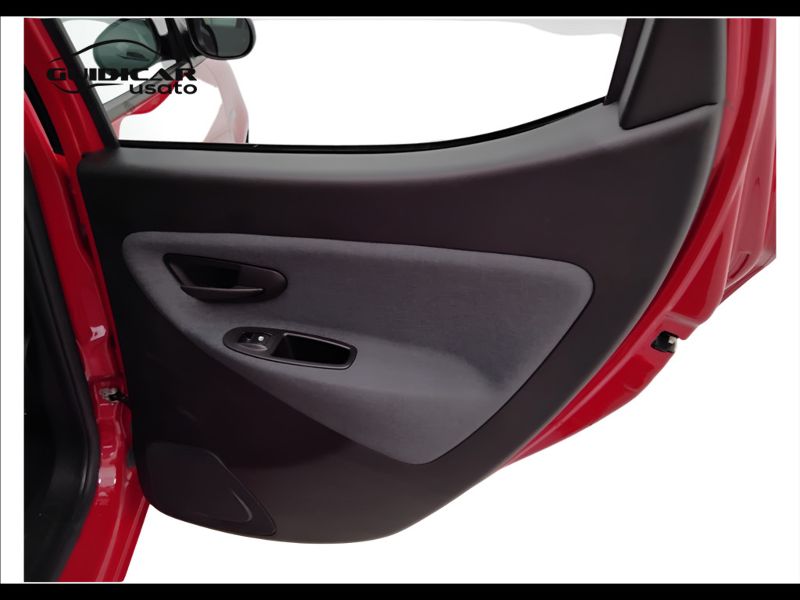 GuidiCar - LANCIA Ypsilon 2023 Ypsilon 1.0 firefly hybrid Gold Plus s&s 70cv 5p.ti Usato