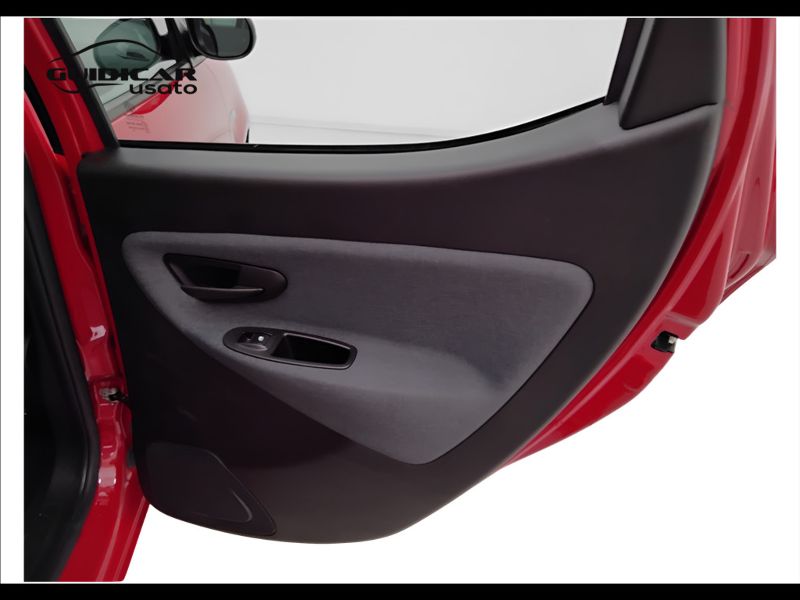 GuidiCar - LANCIA Ypsilon 2023 Ypsilon 1.0 firefly hybrid Gold Plus s&s 70cv 5p.ti Usato
