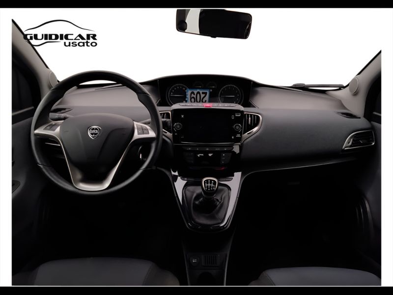 GuidiCar - LANCIA Ypsilon 2023 Ypsilon 1.0 firefly hybrid Gold Plus s&s 70cv 5p.ti Usato
