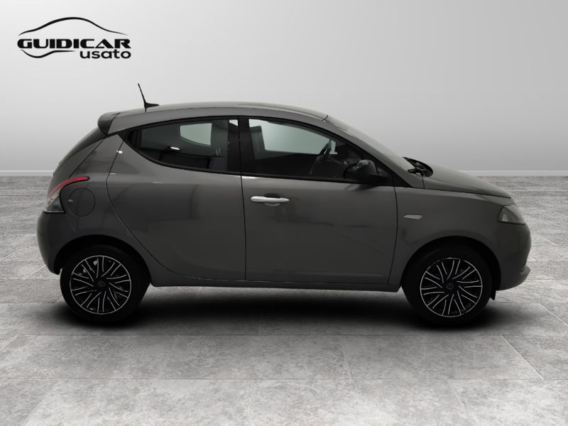 GuidiCar - LANCIA Ypsilon 2023 Ypsilon 1.0 firefly hybrid Gold s&s 70cv 5p.ti Usato