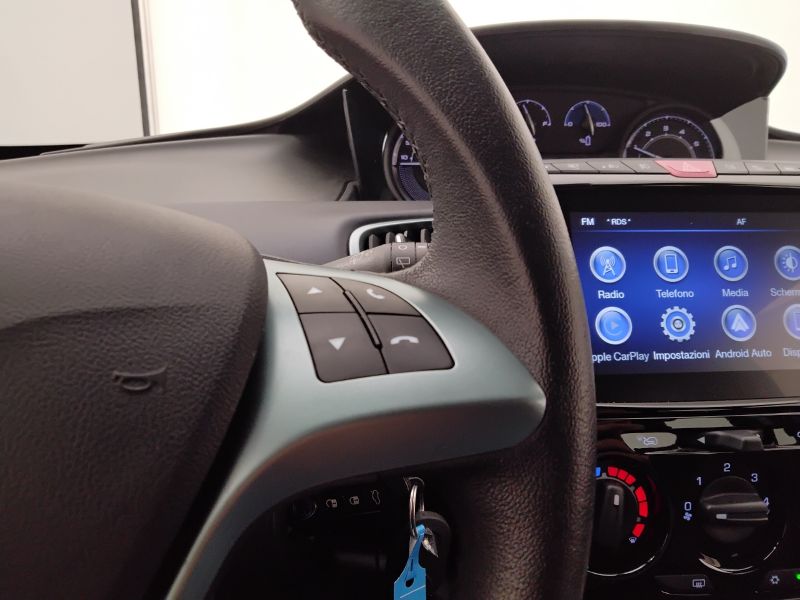 GuidiCar - LANCIA Ypsilon 2023 Ypsilon 1.0 firefly hybrid Gold s&s 70cv 5p.ti Usato