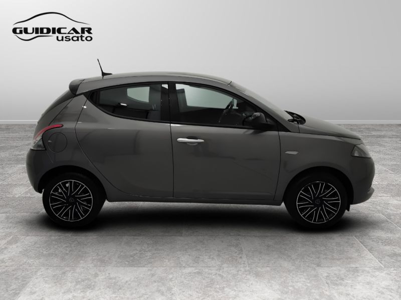 GuidiCar - LANCIA Ypsilon 2023 Ypsilon 1.0 firefly hybrid Gold s&s 70cv 5p.ti Usato