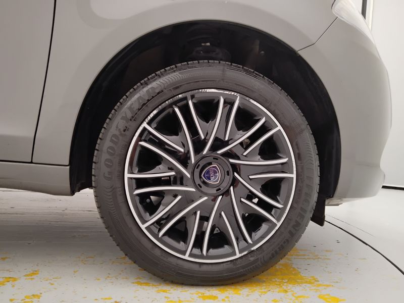 GuidiCar - LANCIA Ypsilon 2023 Ypsilon 1.0 firefly hybrid Gold s&s 70cv 5p.ti Usato