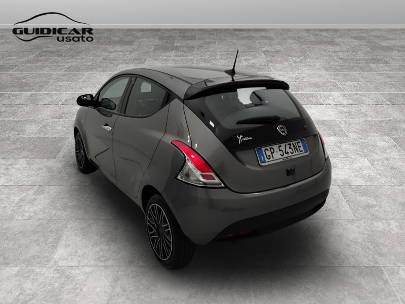 GuidiCar - LANCIA Ypsilon 2023 Ypsilon 1.0 firefly hybrid Gold s&s 70cv 5p.ti Usato