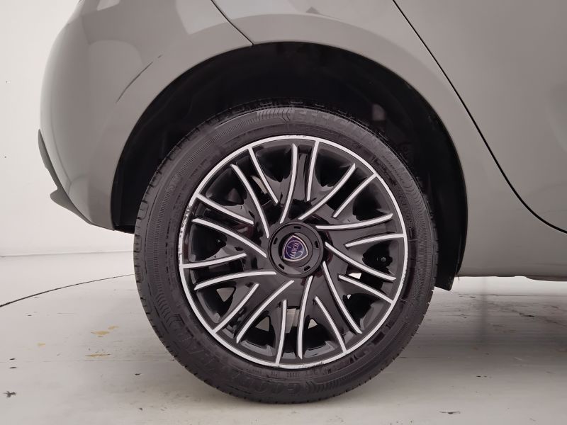 GuidiCar - LANCIA Ypsilon 2023 Ypsilon 1.0 firefly hybrid Gold s&s 70cv 5p.ti Usato