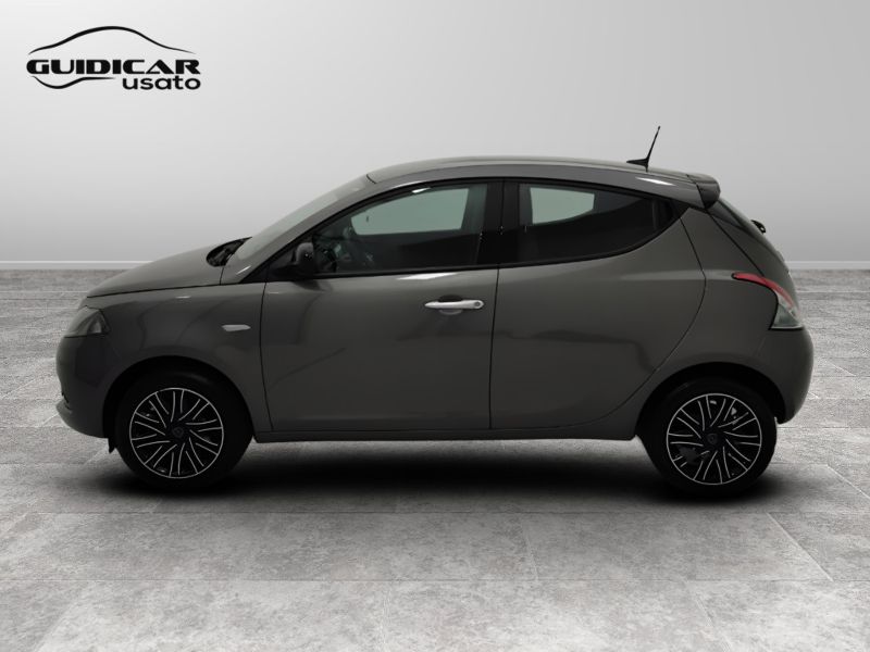 GuidiCar - LANCIA Ypsilon 2023 Ypsilon 1.0 firefly hybrid Gold s&s 70cv 5p.ti Usato