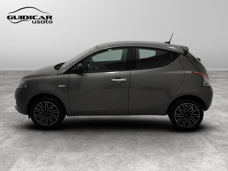 GuidiCar - LANCIA Ypsilon 2023 Ypsilon 1.0 firefly hybrid Gold s&s 70cv 5p.ti Usato