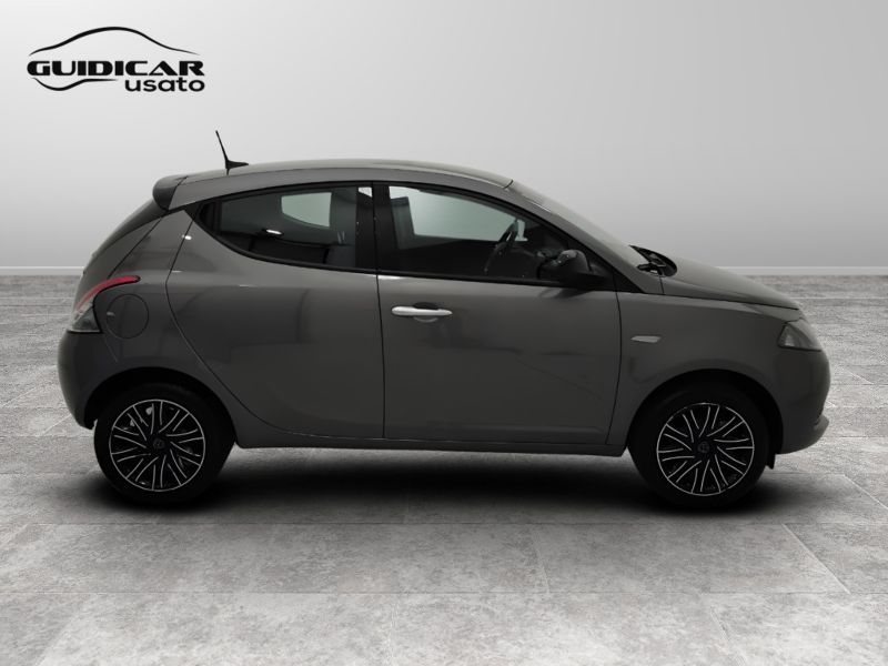 GuidiCar - LANCIA Ypsilon 2023 Ypsilon 1.0 firefly hybrid Gold s&s 70cv 5p.ti Usato