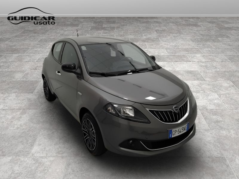 GuidiCar - LANCIA Ypsilon 2023 Ypsilon 1.0 firefly hybrid Gold s&s 70cv 5p.ti Usato