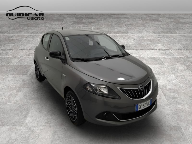 GuidiCar - LANCIA Ypsilon 2023 Ypsilon 1.0 firefly hybrid Gold s&s 70cv 5p.ti Usato