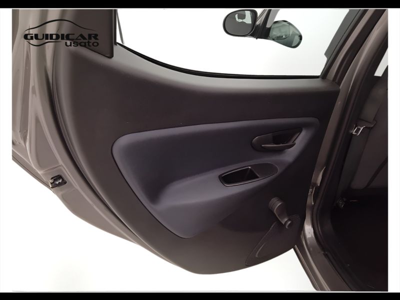 GuidiCar - LANCIA Ypsilon 2023 Ypsilon 1.0 firefly hybrid Gold s&s 70cv 5p.ti Usato