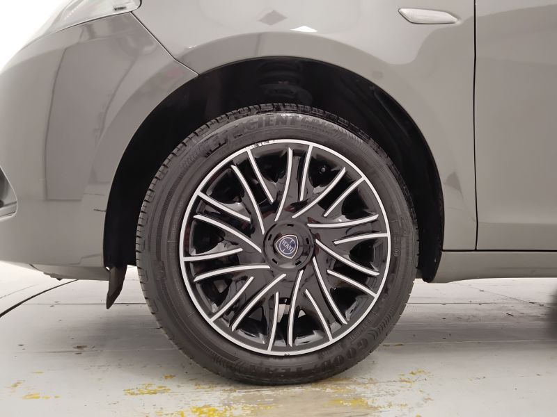 GuidiCar - LANCIA Ypsilon 2023 Ypsilon 1.0 firefly hybrid Gold s&s 70cv 5p.ti Usato