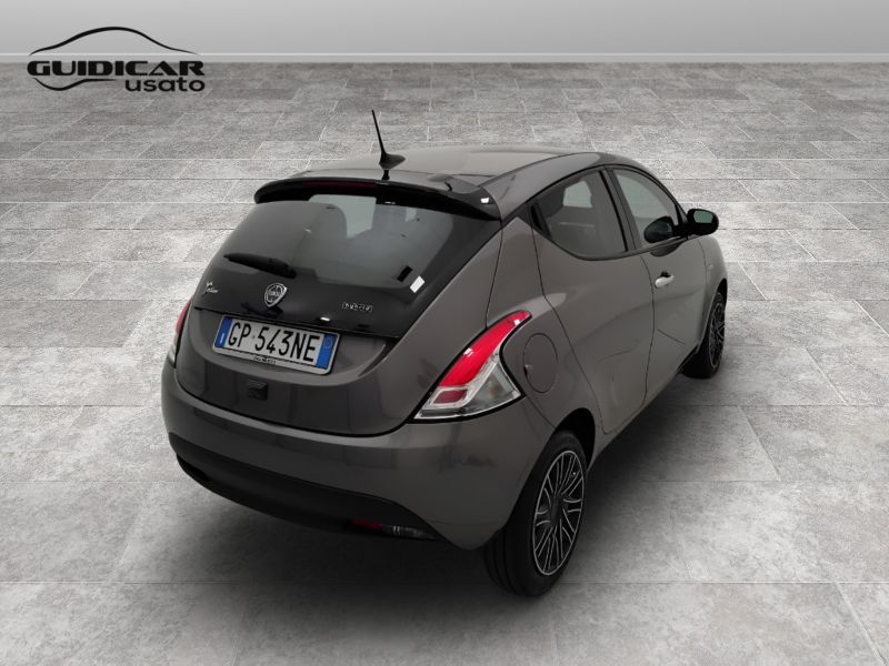 GuidiCar - LANCIA Ypsilon 2023 Ypsilon 1.0 firefly hybrid Gold s&s 70cv 5p.ti Usato