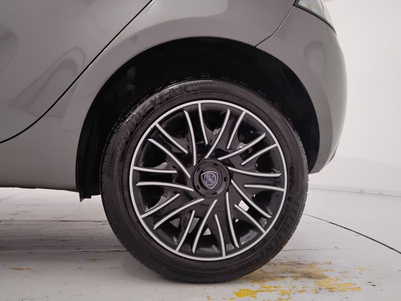 GuidiCar - LANCIA Ypsilon 2023 Ypsilon 1.0 firefly hybrid Gold s&s 70cv 5p.ti Usato