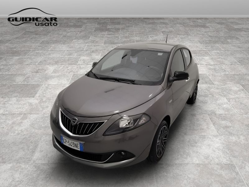 GuidiCar - LANCIA Ypsilon 2023 Ypsilon 1.0 firefly hybrid Gold s&s 70cv 5p.ti Usato