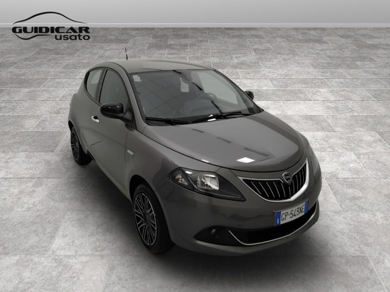 GuidiCar - LANCIA Ypsilon 2023 Ypsilon 1.0 firefly hybrid Gold s&s 70cv 5p.ti Usato