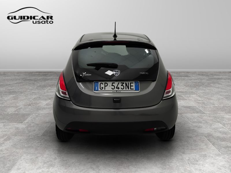 GuidiCar - LANCIA Ypsilon 2023 Ypsilon 1.0 firefly hybrid Gold s&s 70cv 5p.ti Usato