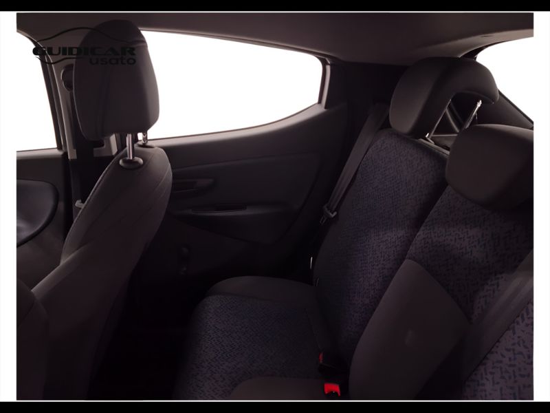 GuidiCar - LANCIA Ypsilon 2023 Ypsilon 1.0 firefly hybrid Gold s&s 70cv 5p.ti Usato