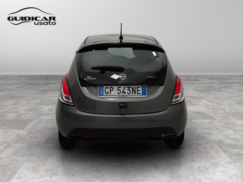 GuidiCar - LANCIA Ypsilon 2023 Ypsilon 1.0 firefly hybrid Gold s&s 70cv 5p.ti Usato