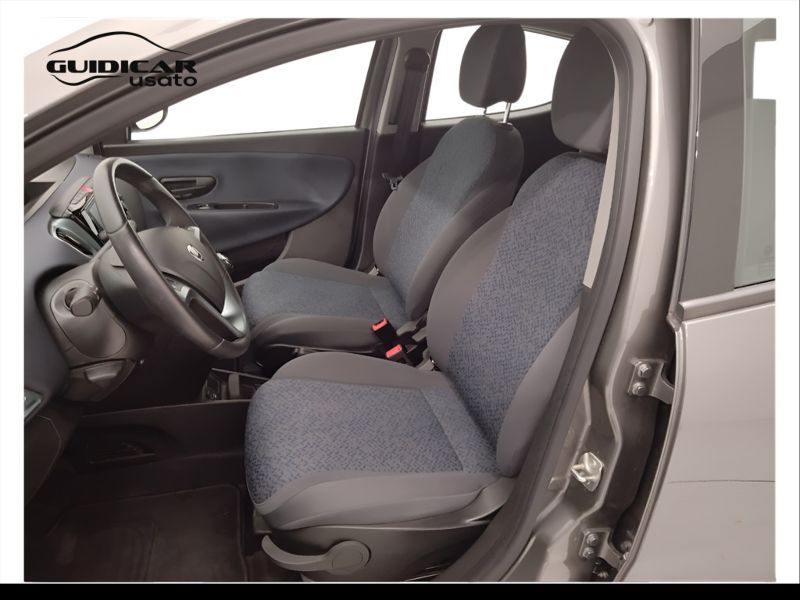 GuidiCar - LANCIA Ypsilon 2023 Ypsilon 1.0 firefly hybrid Gold s&s 70cv 5p.ti Usato
