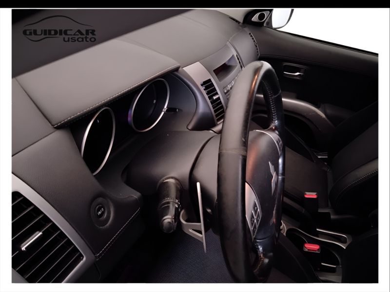 GuidiCar - MITSUBISHI Outlander 2010 Outlander 2.2 di-d Instyle 7p.ti tc-sst dpf Usato