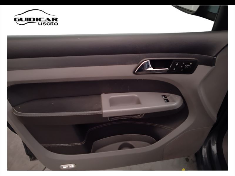 GuidiCar - VOLKSWAGEN Caddy 3ªs. Tour. 1ª 2010 Caddy 3ªs. Tour. 1ª - Caddy 1.9 TDI 105CV 4p. Kombi Duo Usato