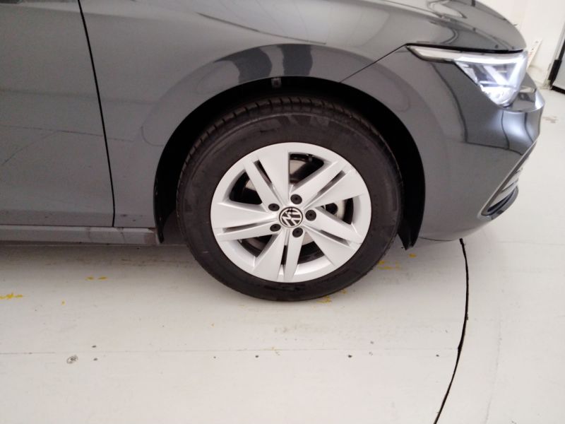 GuidiCar - VOLKSWAGEN Golf 2023 Golf 1.0 etsi evo Life 110cv dsg Usato