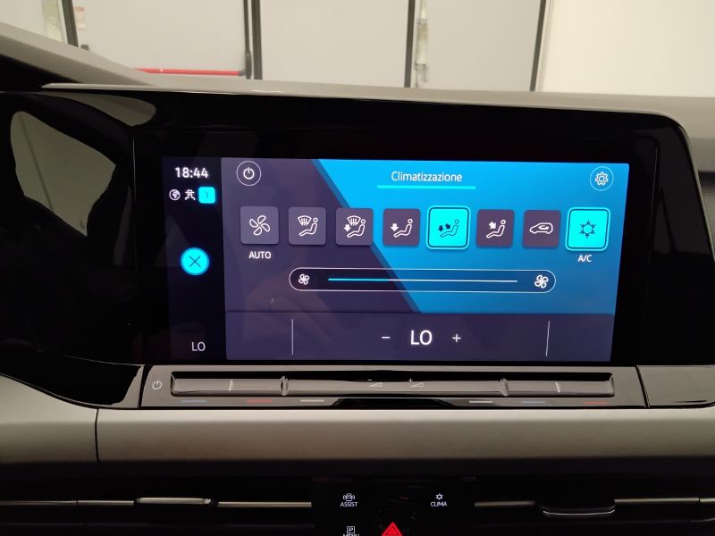GuidiCar - VOLKSWAGEN Golf 2021 Golf Variant 1.0 etsi evo Life 110cv dsg Usato