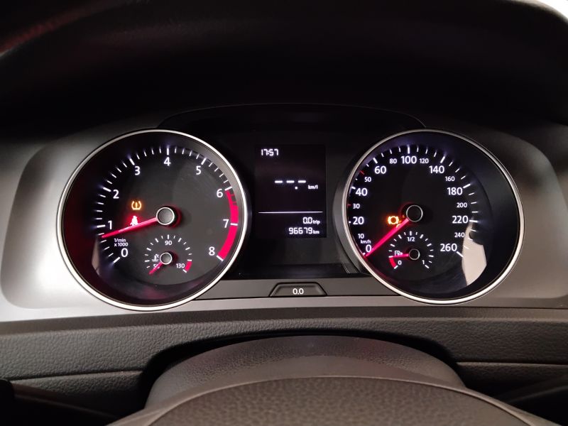 GuidiCar - VOLKSWAGEN Golf 2016 Golf 1.2 tsi Trendline 85cv 5p E6 Usato
