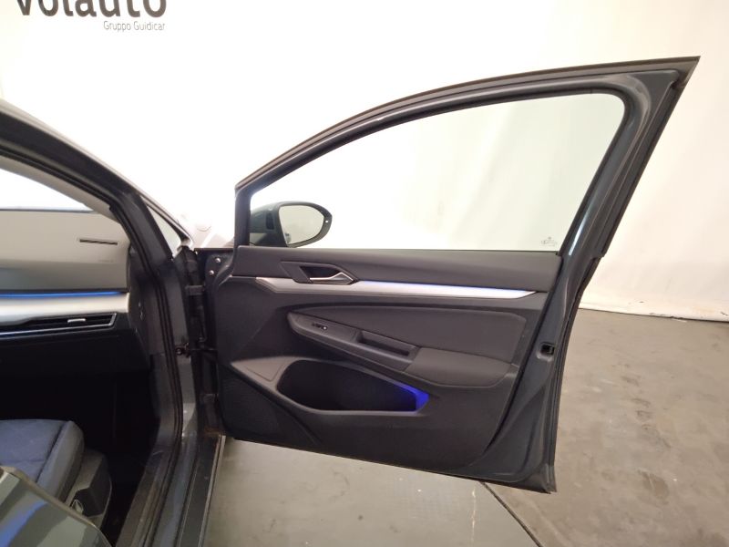 GuidiCar - VOLKSWAGEN Golf 2021 Golf Variant 1.0 etsi evo Life 110cv dsg Usato