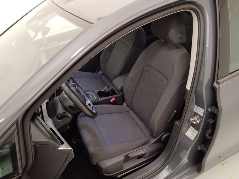GuidiCar - VOLKSWAGEN Golf 2021 Golf 1.0 etsi evo Life 110cv dsg Usato