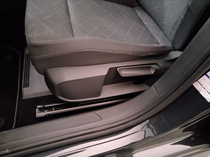 GuidiCar - VOLKSWAGEN Golf 2021 Golf 1.0 etsi evo Life 110cv dsg Usato