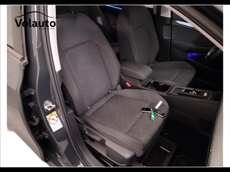 GuidiCar - VOLKSWAGEN Golf 2021 Golf 1.0 etsi evo Life 110cv dsg Usato
