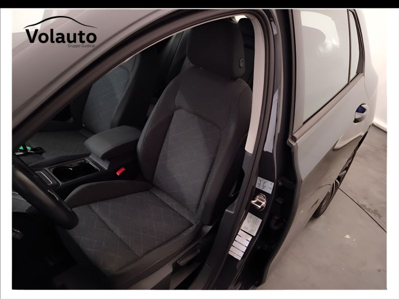 GuidiCar - VOLKSWAGEN Golf 2021 Golf 1.0 etsi evo Life 110cv dsg Usato